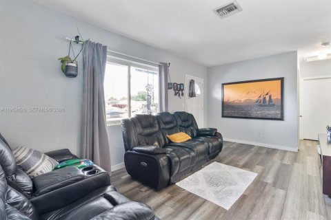 House in Miami, Florida 3 bedrooms, 102.84 sq.m. № 2006666 - photo 8