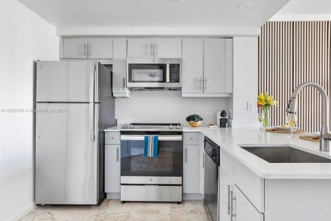 Condo in Miami, Florida, 1 bedroom  № 1797047 - photo 12