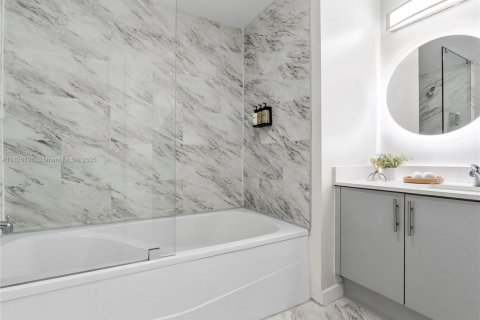 Condo in Miami, Florida, 1 bedroom  № 1797047 - photo 23
