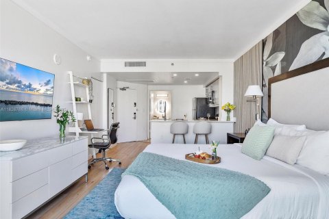 Condo in Miami, Florida, 1 bedroom  № 1797047 - photo 15