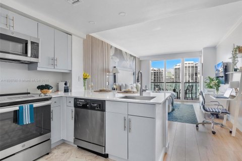 Condo in Miami, Florida, 1 bedroom  № 1797047 - photo 11