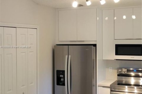 Condo in Pembroke Pines, Florida, 3 bedrooms № 2076791 - photo 3
