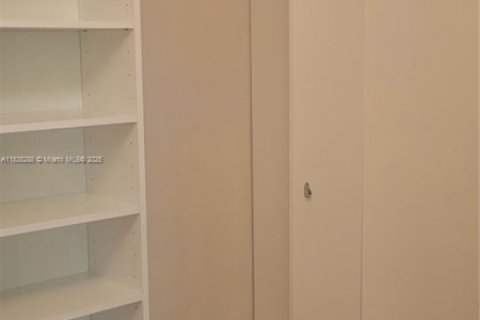 Condo in Pembroke Pines, Florida, 3 bedrooms № 2076791 - photo 24