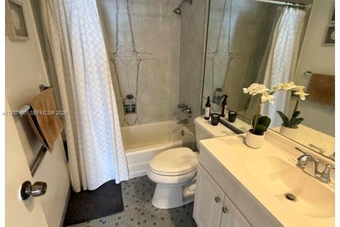 Condo in Miami, Florida, 1 bedroom  № 1995330 - photo 11