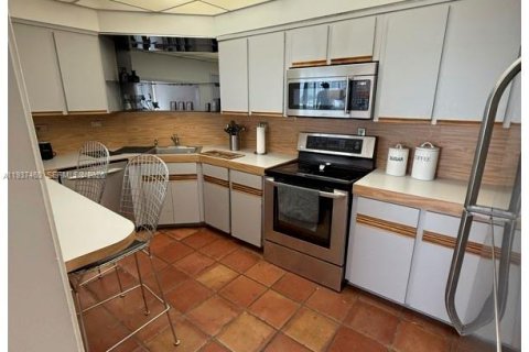 Condo in Miami, Florida, 1 bedroom  № 1995330 - photo 6