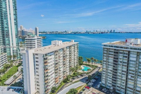 Condo in Miami, Florida, 1 bedroom  № 1995330 - photo 12