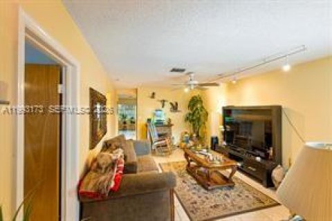 House in Tamarac, Florida 2 bedrooms, 223.15 sq.m. № 2062767 - photo 21