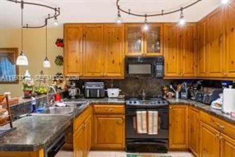 House in Tamarac, Florida 2 bedrooms, 223.15 sq.m. № 2062767