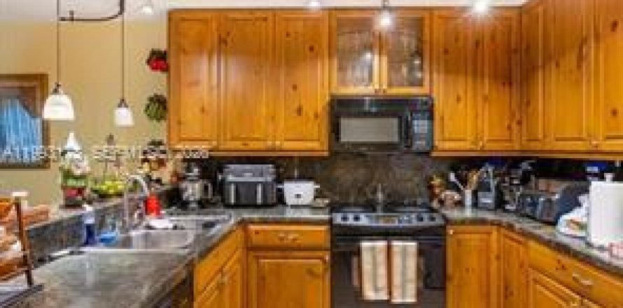 House in Tamarac, Florida 2 bedrooms, 223.15 sq.m. № 2062767