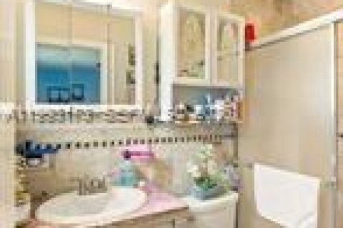 House in Tamarac, Florida 2 bedrooms, 223.15 sq.m. № 2062767 - photo 15