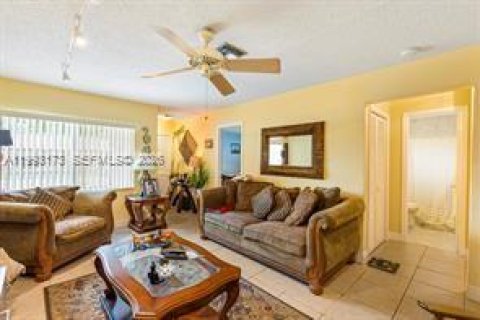 House in Tamarac, Florida 2 bedrooms, 223.15 sq.m. № 2062767 - photo 25