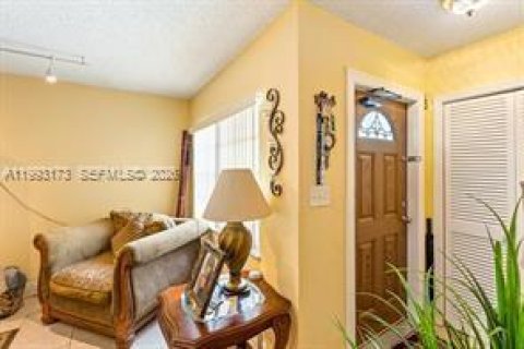 House in Tamarac, Florida 2 bedrooms, 223.15 sq.m. № 2062767 - photo 24