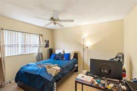 House in Tamarac, Florida 2 bedrooms, 223.15 sq.m. № 2062767 - photo 12