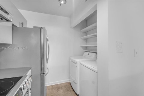 Condo in Miami Beach, Florida, 2 bedrooms № 1989655 - photo 10