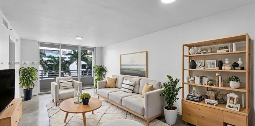 Condo in Miami Beach, Florida, 2 bedrooms № 1989655