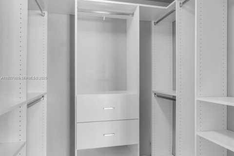 Condo in Miami Beach, Florida, 2 bedrooms № 1989655 - photo 20