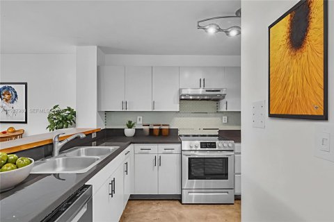 Condo in Miami Beach, Florida, 2 bedrooms № 1989655 - photo 5