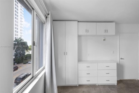Condo in Miami Beach, Florida, 2 bedrooms № 1989655 - photo 14