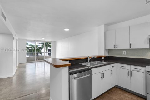 Condo in Miami Beach, Florida, 2 bedrooms № 1989655 - photo 9