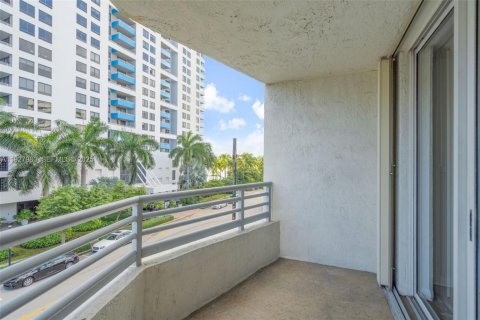 Condo in Miami Beach, Florida, 2 bedrooms № 1989655 - photo 23