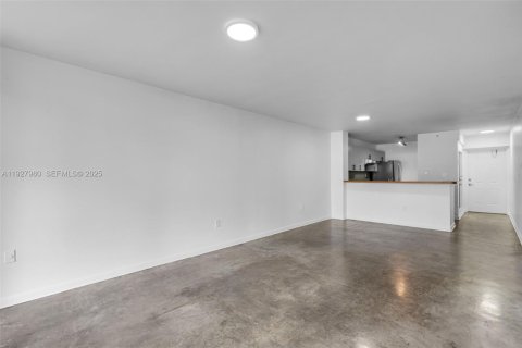 Condo in Miami Beach, Florida, 2 bedrooms № 1989655 - photo 11