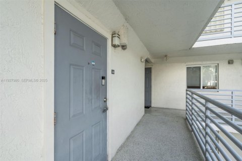 Condo in Miami Beach, Florida, 2 bedrooms № 1989655 - photo 21