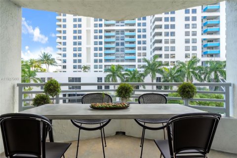 Condo in Miami Beach, Florida, 2 bedrooms № 1989655 - photo 3