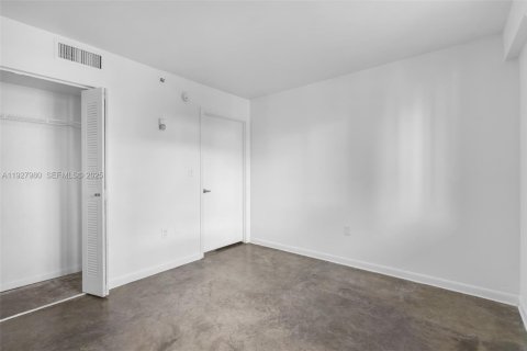 Condo in Miami Beach, Florida, 2 bedrooms № 1989655 - photo 18