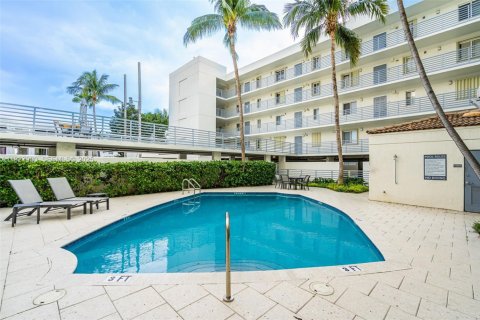 Condo in Miami Beach, Florida, 2 bedrooms № 1989655 - photo 8
