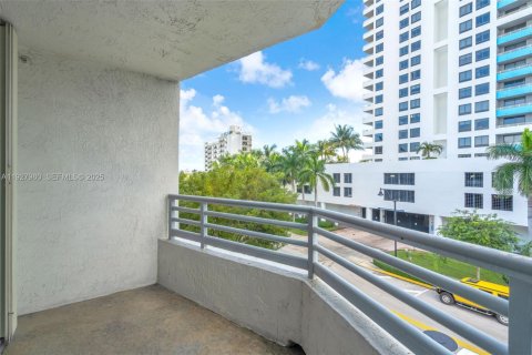 Condo in Miami Beach, Florida, 2 bedrooms № 1989655 - photo 22