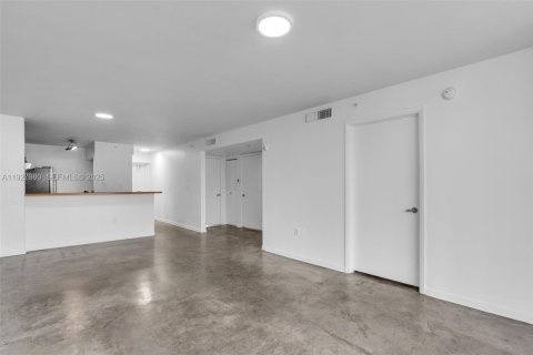 Condo in Miami Beach, Florida, 2 bedrooms № 1989655 - photo 12
