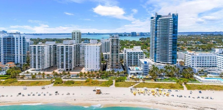 Apartment in Miami Beach, Florida 2 bedrooms, 129.41 sq.m. № 2013212