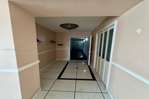 Apartment in Miami Beach, Florida 2 bedrooms, 129.41 sq.m. № 2013212 - photo 21