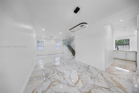 Villa ou maison à louer à Miami, Floride: 5 chambres, 263.19 m2 № 1982350 - photo 8