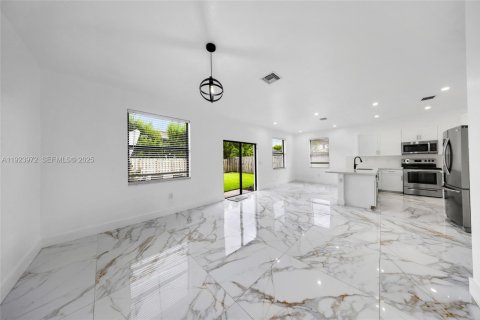 Villa ou maison à louer à Miami, Floride: 5 chambres, 263.19 m2 № 1982350 - photo 20