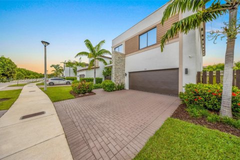 Villa ou maison à louer à Miami, Floride: 5 chambres, 263.19 m2 № 1982350 - photo 4