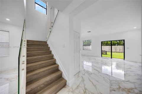 Villa ou maison à louer à Miami, Floride: 5 chambres, 263.19 m2 № 1982350 - photo 11