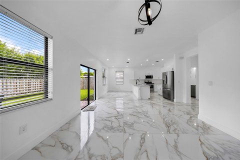Villa ou maison à louer à Miami, Floride: 5 chambres, 263.19 m2 № 1982350 - photo 21