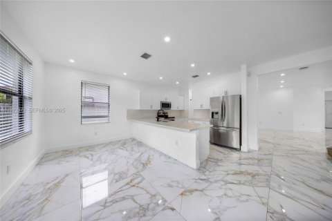 Villa ou maison à louer à Miami, Floride: 5 chambres, 263.19 m2 № 1982350 - photo 15