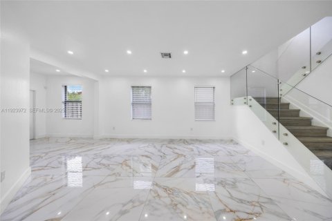 Villa ou maison à louer à Miami, Floride: 5 chambres, 263.19 m2 № 1982350 - photo 9