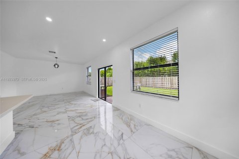 Villa ou maison à louer à Miami, Floride: 5 chambres, 263.19 m2 № 1982350 - photo 18