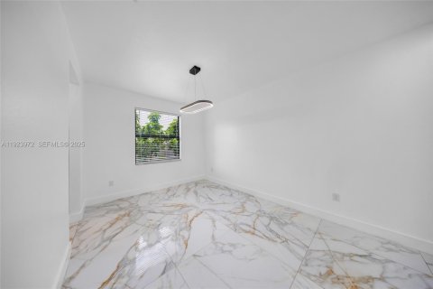 Villa ou maison à louer à Miami, Floride: 5 chambres, 263.19 m2 № 1982350 - photo 10