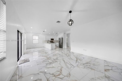 Villa ou maison à louer à Miami, Floride: 5 chambres, 263.19 m2 № 1982350 - photo 22