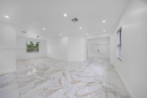 Villa ou maison à louer à Miami, Floride: 5 chambres, 263.19 m2 № 1982350 - photo 7
