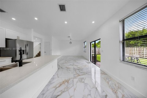 Villa ou maison à louer à Miami, Floride: 5 chambres, 263.19 m2 № 1982350 - photo 17