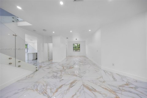 Villa ou maison à louer à Miami, Floride: 5 chambres, 263.19 m2 № 1982350 - photo 6