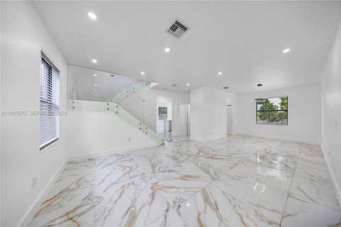 Villa ou maison à louer à Miami, Floride: 5 chambres, 263.19 m2 № 1982350 - photo 5