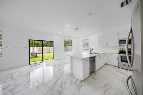 Villa ou maison à louer à Miami, Floride: 5 chambres, 263.19 m2 № 1982350 - photo 12