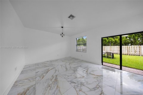 Villa ou maison à louer à Miami, Floride: 5 chambres, 263.19 m2 № 1982350 - photo 19