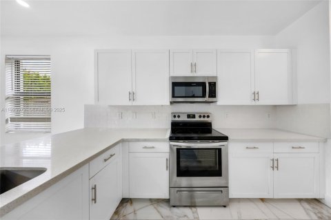 Villa ou maison à louer à Miami, Floride: 5 chambres, 263.19 m2 № 1982350 - photo 14